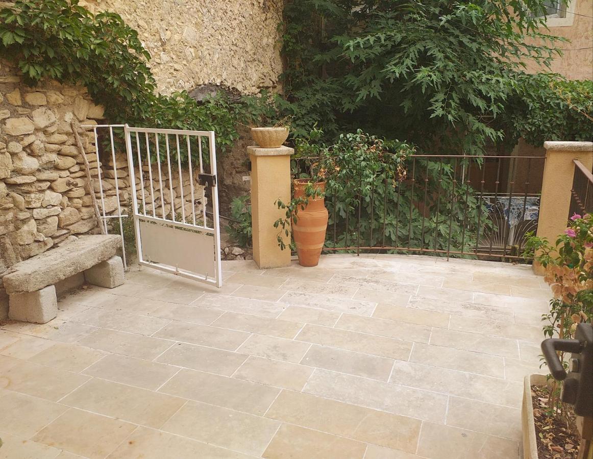 Maison Au Coeur De Fontaine De Vaucluse, Nichee Sur Le Rocher Et Surplombant La Sorgue Exterior foto